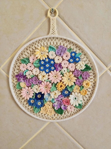 haftowana tkanina z kwiatowym wzorem